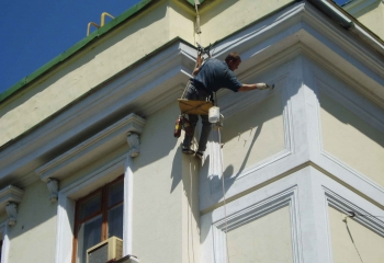 Поточний ремонт фасаду театру